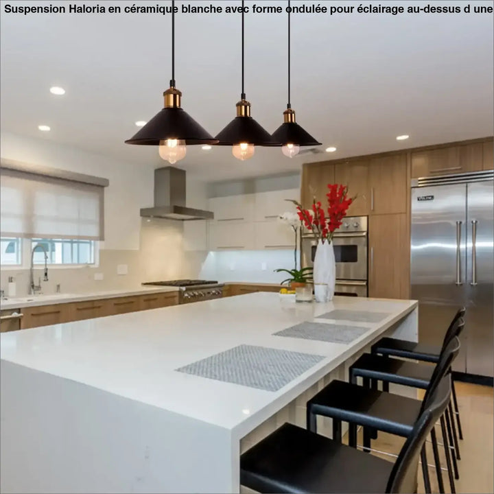 Suspension luminaire ceramique blanc a forme ondulee avec accents en laiton noir suspendue au-dessus d’une table