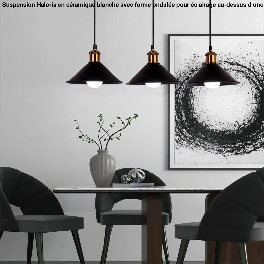 Suspension luminaire ceramique blanc avec forme ondulée et accents cuivre suspendue au-dessus d’une table