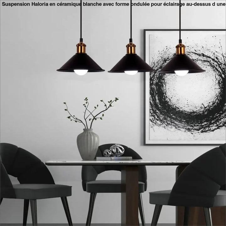 Suspension luminaire ceramique blanc avec forme ondulée et accents cuivre suspendue au-dessus d’une table