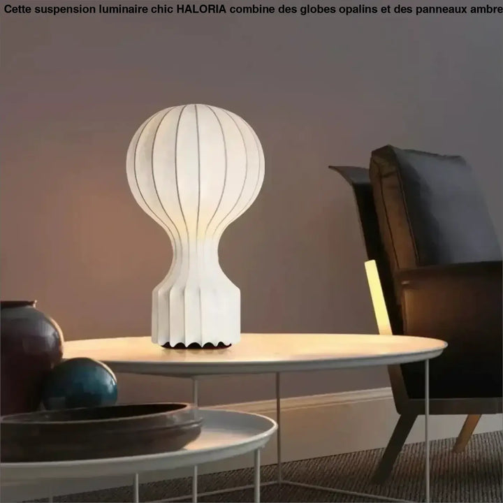Lampe de table Lanna blanche avec abat-jour sphérique gonflé et base cannelée en matériau côtelé