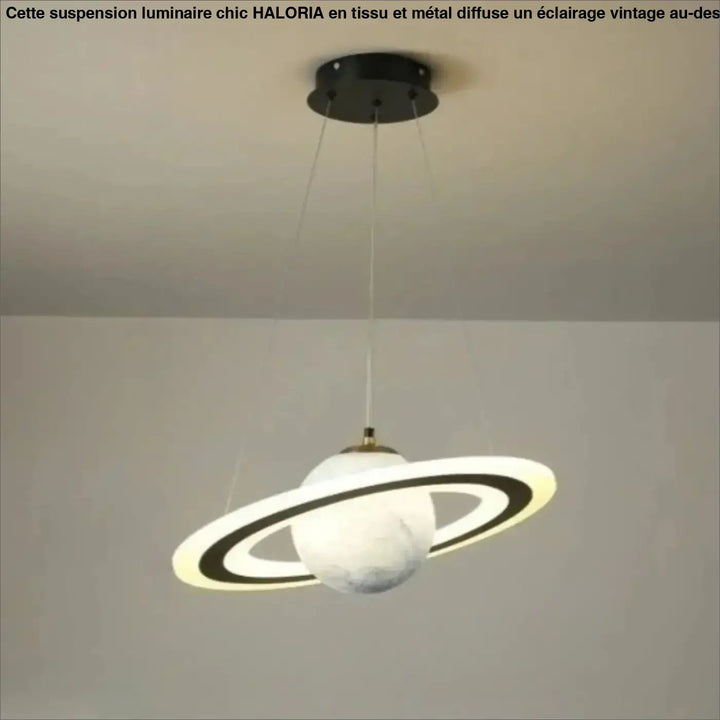 Suspension luminaire titania avec globe en marbre blanc et anneaux noirs lumineux pour lumière blanche et design saturnien