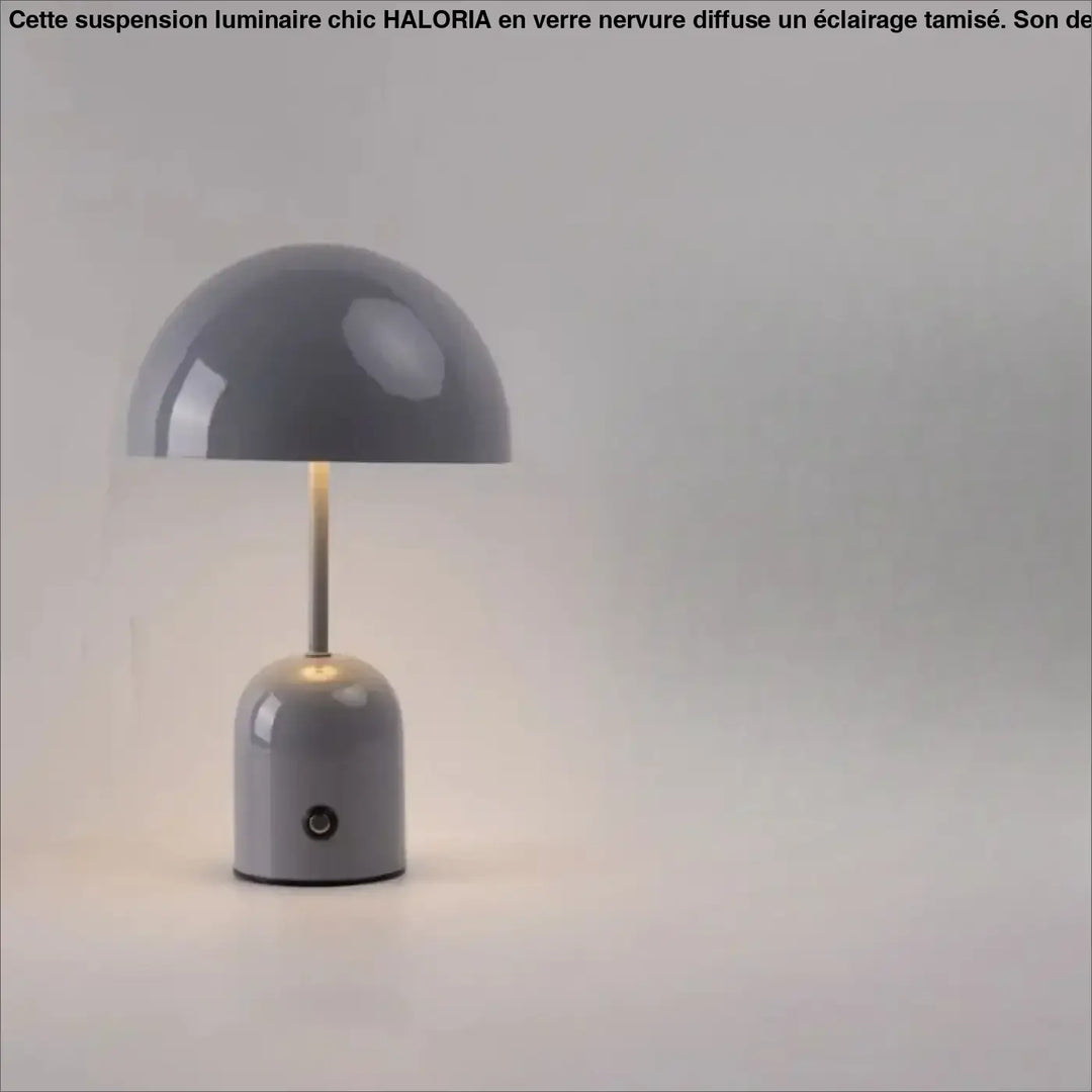 Lampe de table kapula grise en forme de champignon avec finition brillante et tige métallique fine pour décoration intérieure design contemporain table moderne