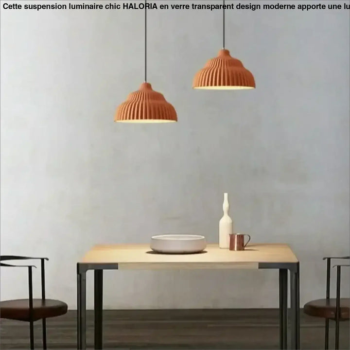 Deux suspensions luminaire plissée terracotta en terre cuite à nervures suspendues au-dessus d’une table en bois
