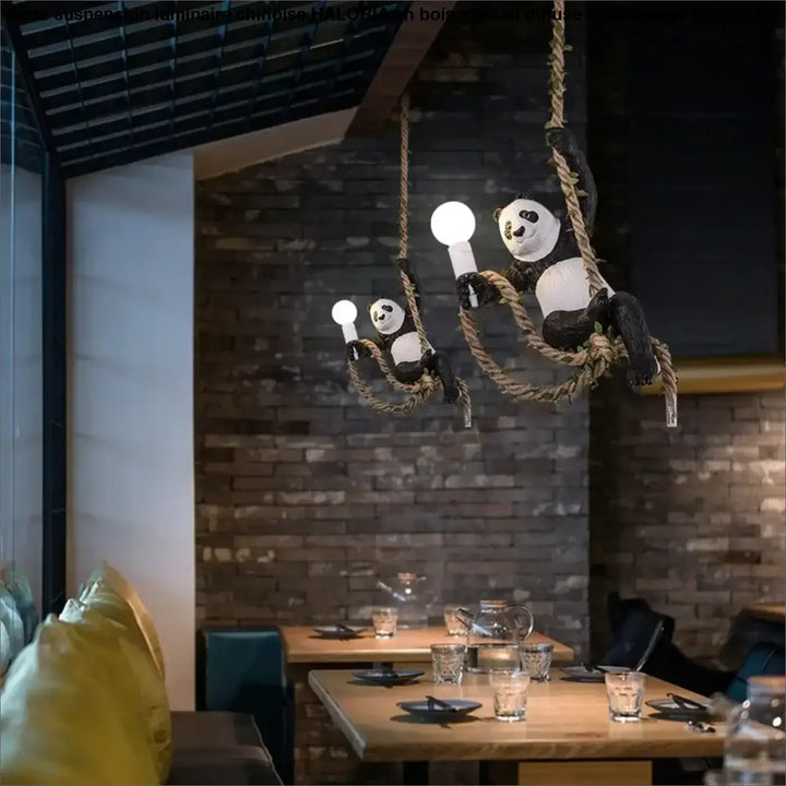 Suspension luminaire panda suspendu à une corde avec des végétaux

