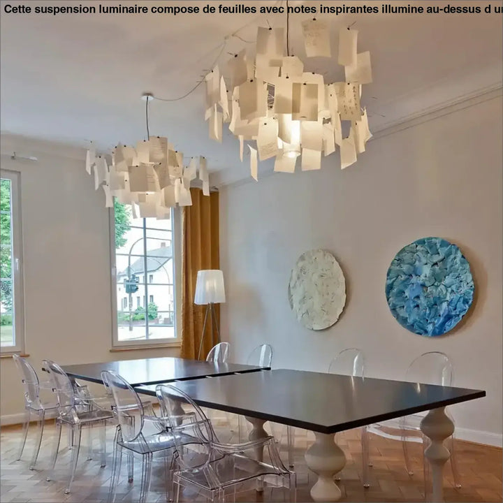 Suspension luminaire composé de feuilles avec des notes inspirantes


