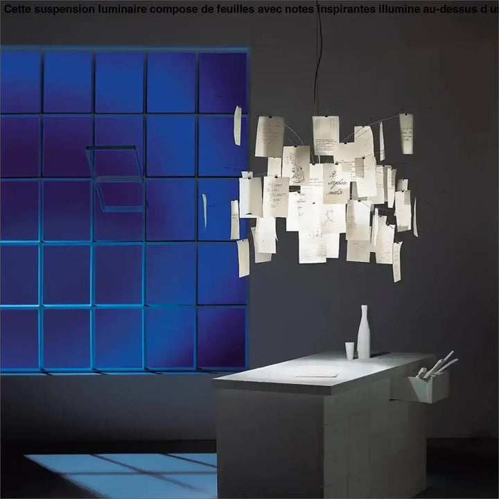 Suspension luminaire composé de feuilles avec des notes inspirantes

