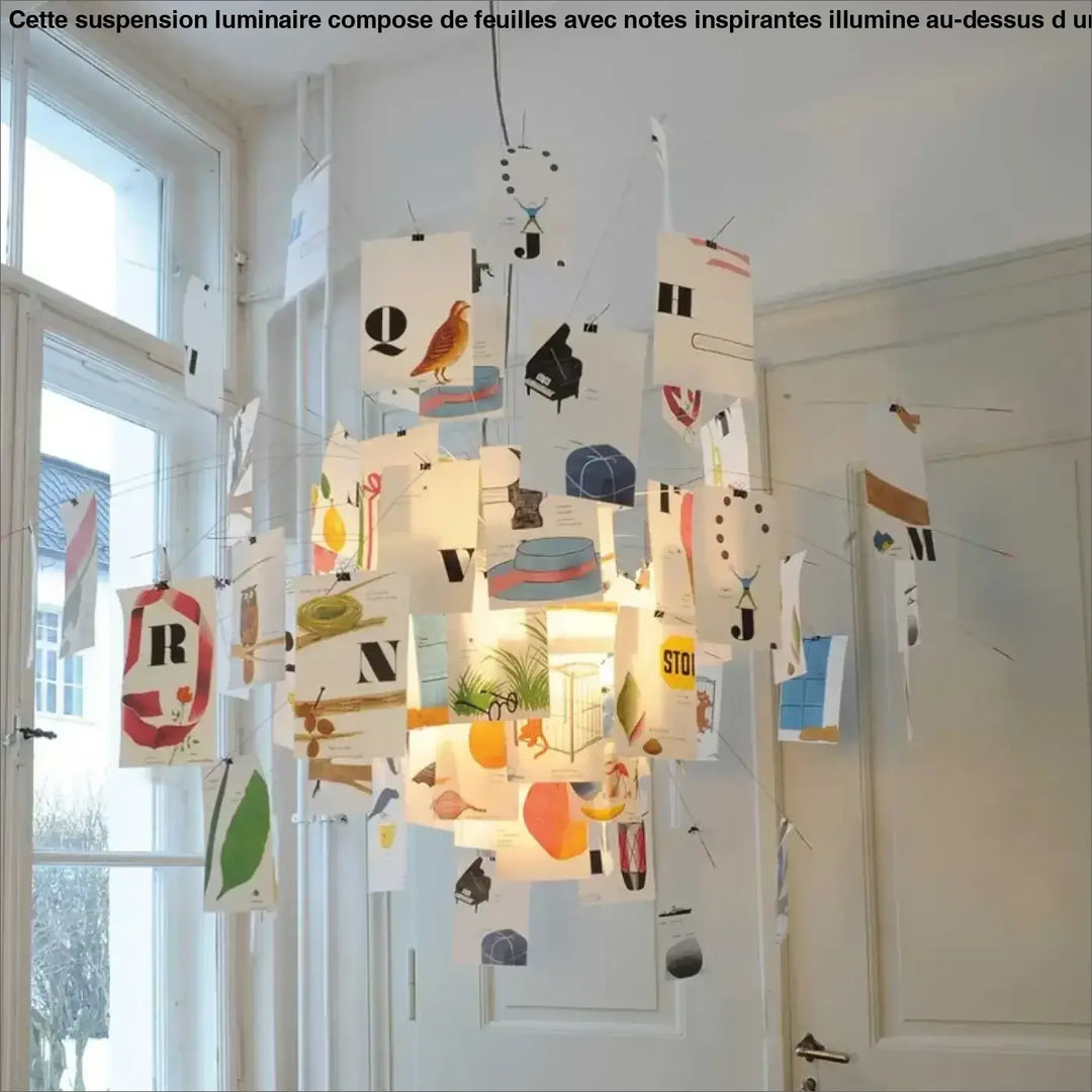 Suspension luminaire composé de feuilles avec des notes inspirantes

