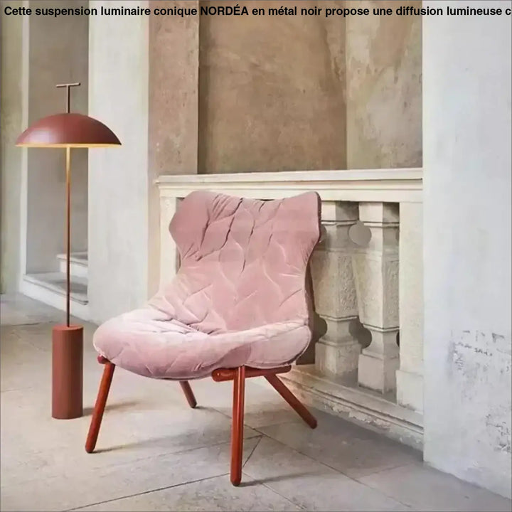 Lampadaire yumi avec un fauteuil en velours rose blush matelassé et pieds en bois pour une décoration intérieure plus qu’un simple luminaire design