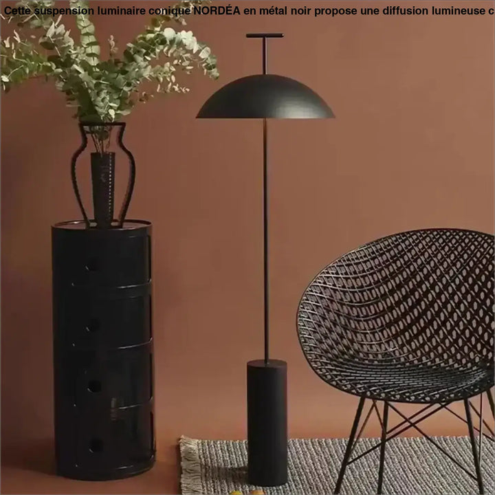 Lampadaire design en métal noir avec abat-jour en dôme et tige fine pour une décoration intérieure plus qu’un simple éclairage