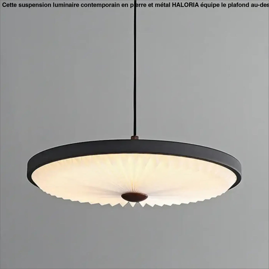 Suspension luminaire contemporain en pierre et metal avec abat-jour en verre plissé noir au-dessus d’une table ou d’un coin salon