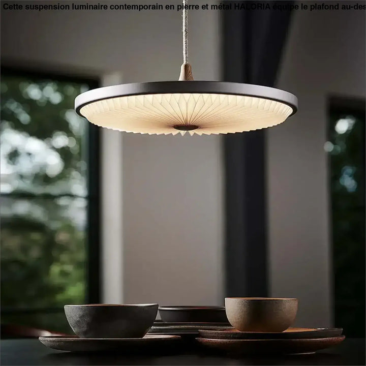Suspension luminaire contemporain en pierre et metal haloria avec cadre noir mat et diffuseur tissu blanc pour au-dessus d’une table