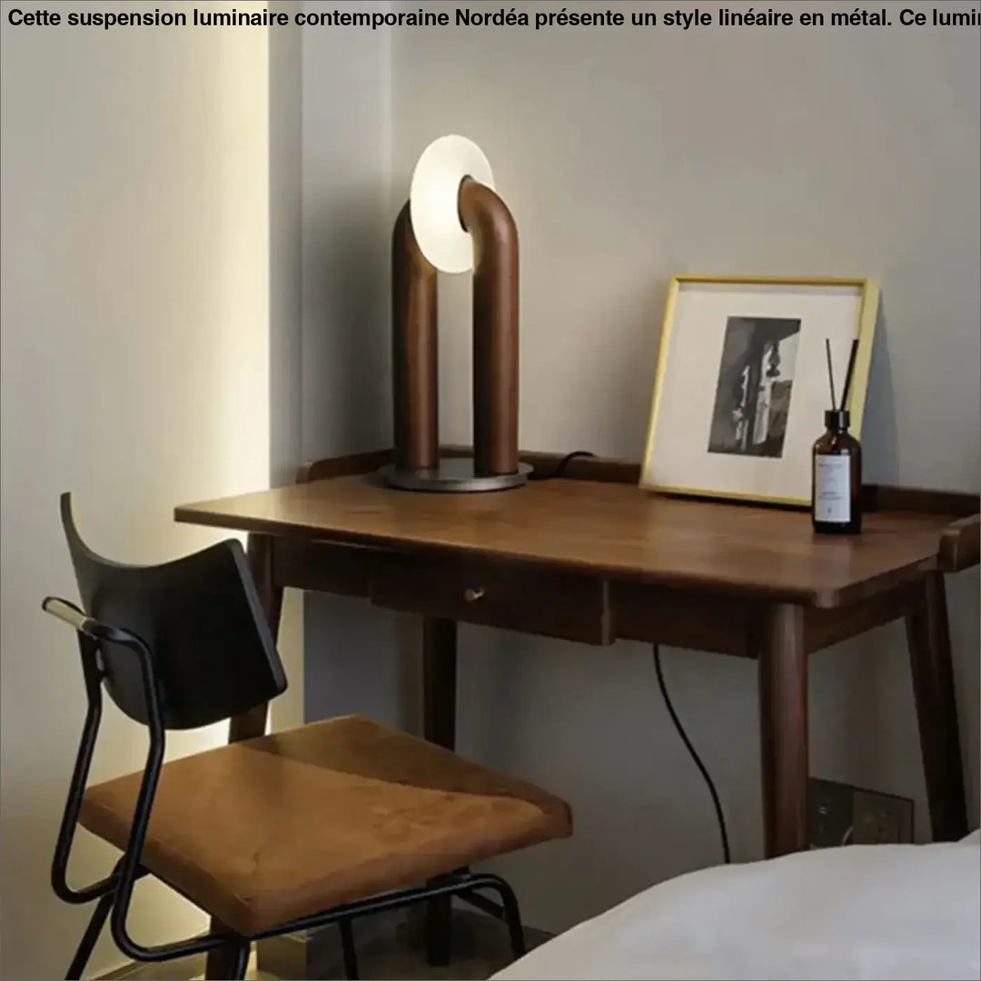 Lampe de table boisia avec base en bois courbée chaleureuse et diffuseur blanc circulaire pour lumière douce et décoration intérieure