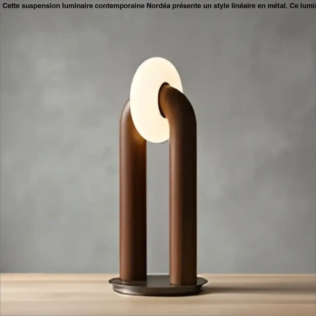Lampe de table boisia avec lumière douce circulaire encadrée de bras métalliques courbés couleur rouille pour décoration intérieure