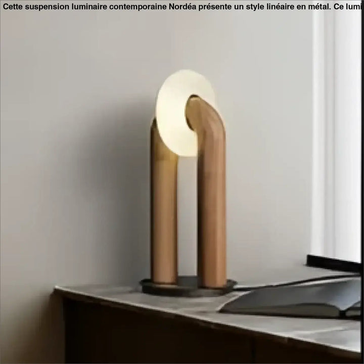 Lampe de table boisia avec lumière douce, abat-jour en verre incurvé et base cylindrique en laiton pour décoration intérieure moderne