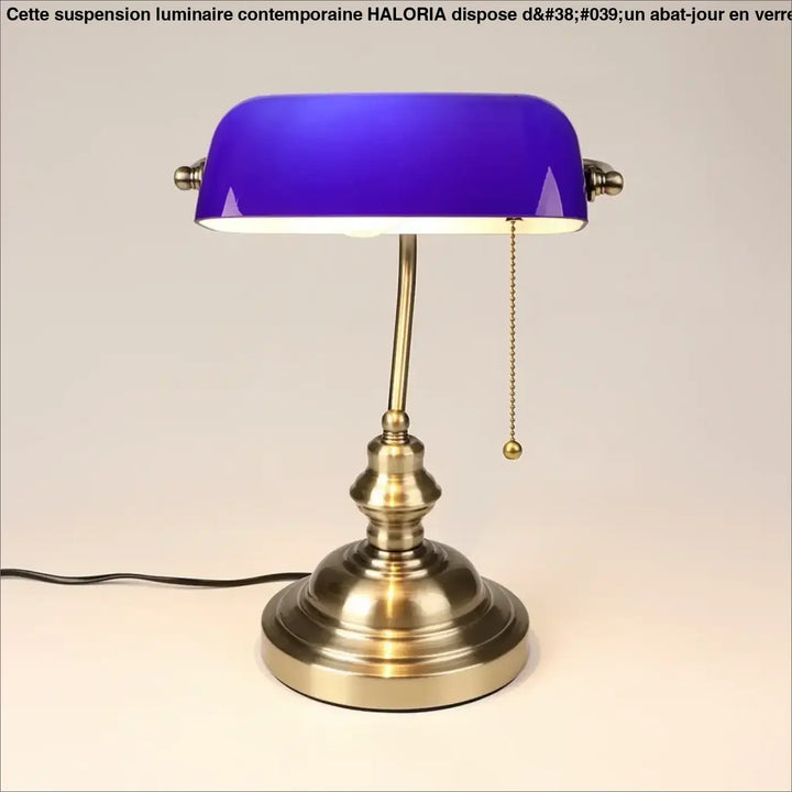 Lampe de table bankia avec abat-jour en verre bleu cobalt vibrant sur socle en laiton poli de style table rétro chic