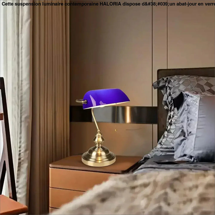 Lampe de table rétro chic avec abat-jour en verre violet vibrant et base en laiton poli modèle bankia
