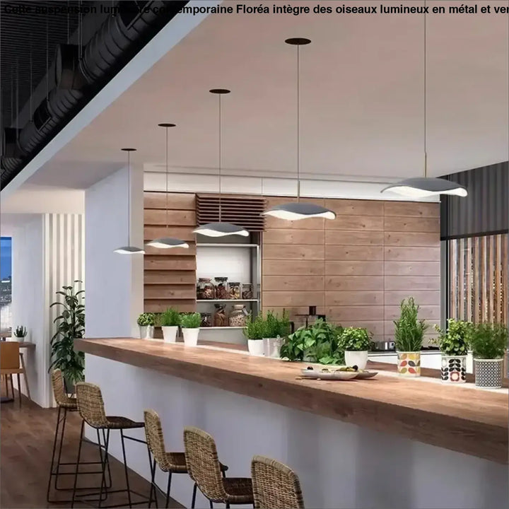Suspension luminaire contemporaine grise avec design minimaliste en pendentif au-dessus d un comptoir en bois pour cuisine