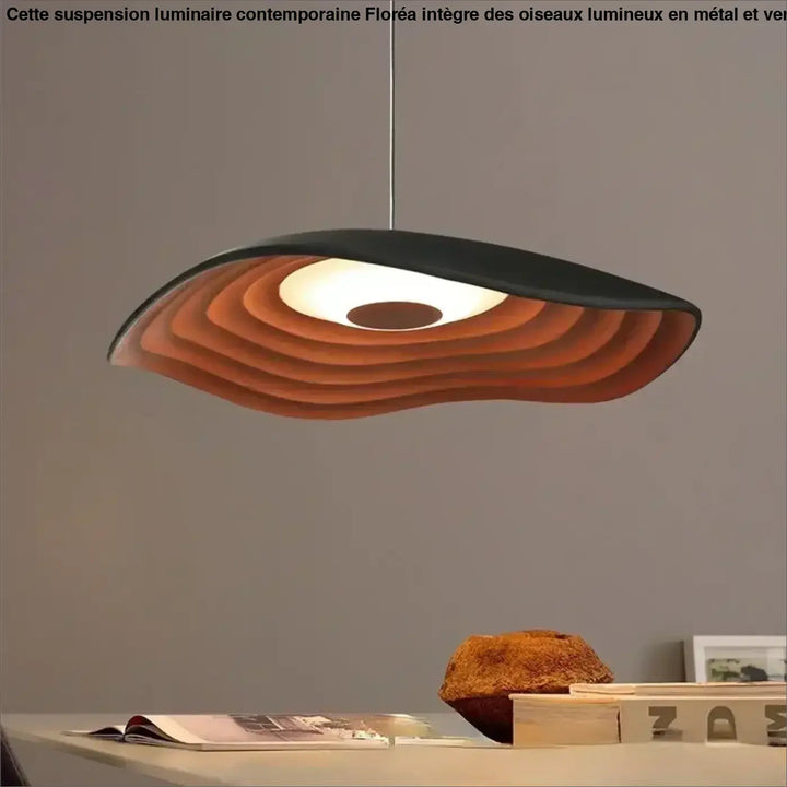 Suspension luminaire contemporaine floréa avec anneaux en bois concentriques ambrés et coque noire mate élégante