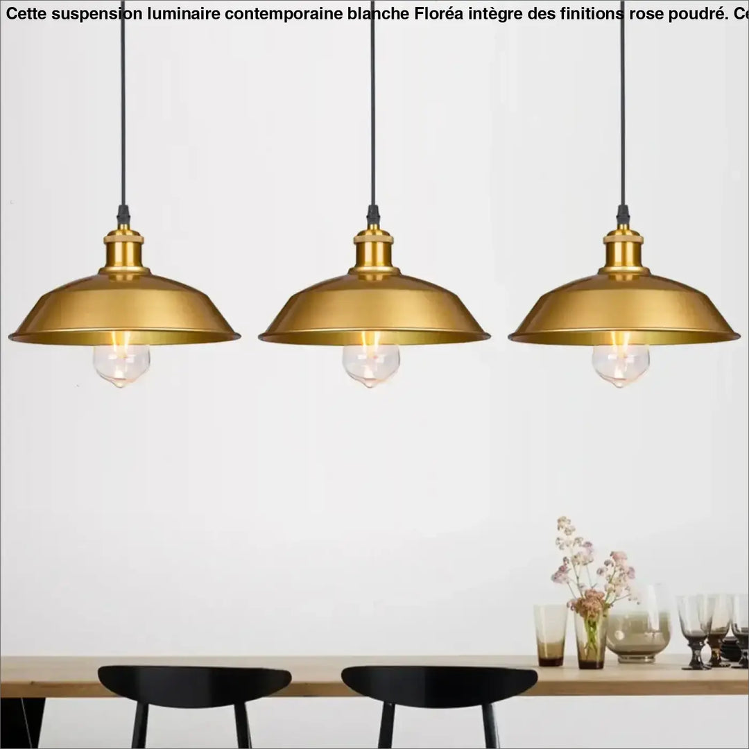 Suspension luminaire industrielle dorée avec trois suspensions en laiton et câbles noirs pour un éclairage industriel