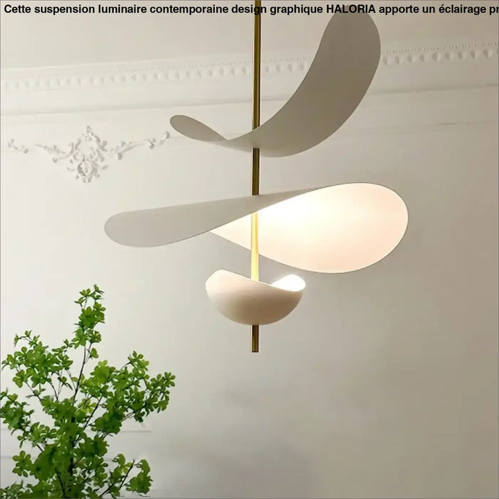 Suspension luminaire contemporaine blanche avec abat-jours sculpturaux en pétales suspendue à une tige en laiton fin