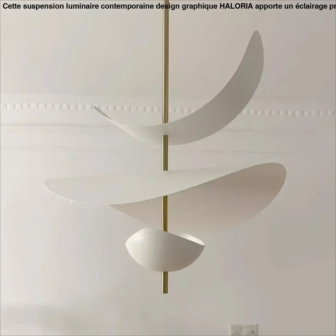 Suspension luminaire contemporaine en plaques blanches abstraites suspendues à une tige dorée design graphique haloria