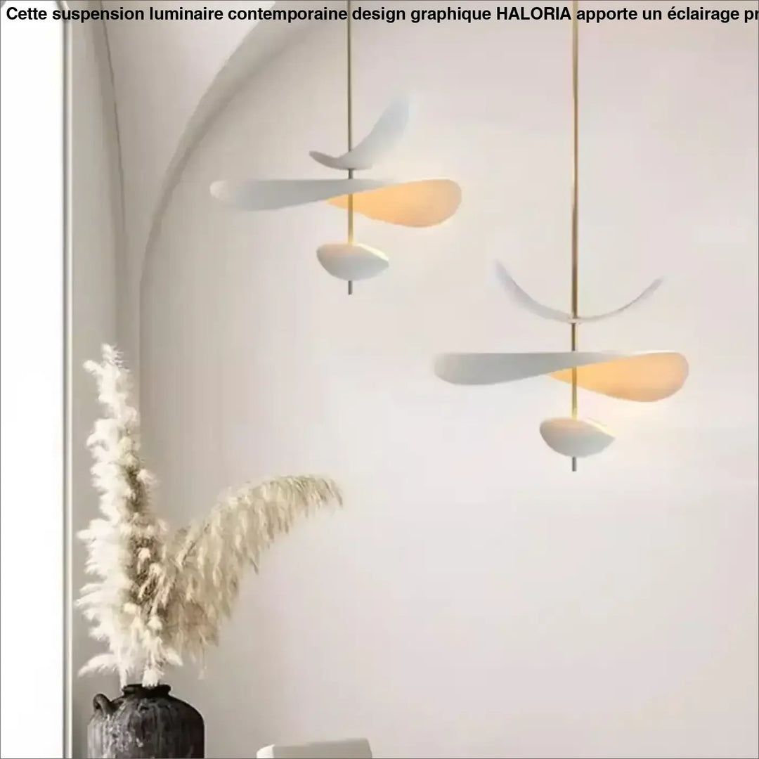 Suspension luminaire contemporaine en blanc avec fixation dorée et éclairage chaud diffus design graphique haloria