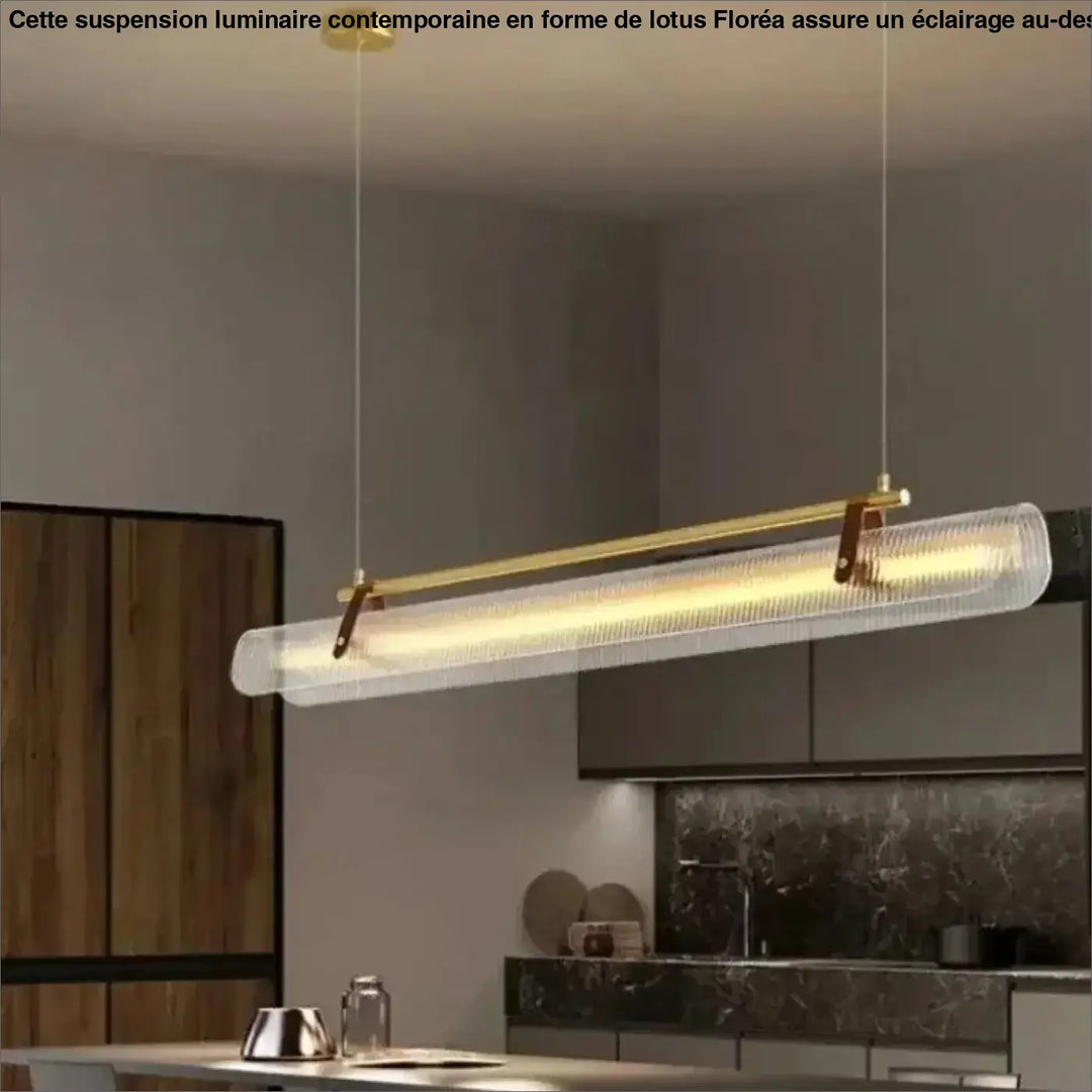 Suspension luminaire rizor en finition dorée avec corps en verre cannelé translucide et accents métalliques modernes