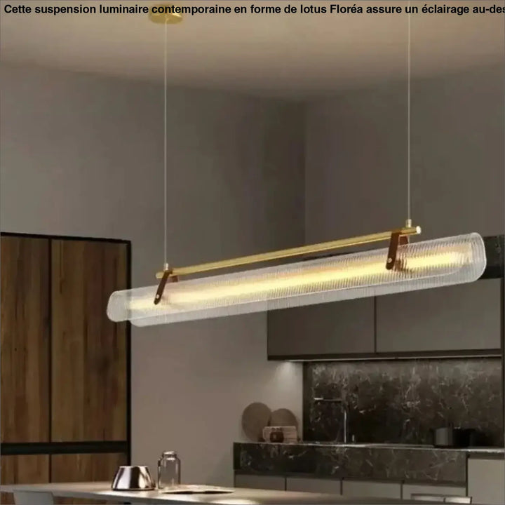Suspension luminaire rizor en finition dorée avec corps en verre cannelé translucide et accents métalliques modernes