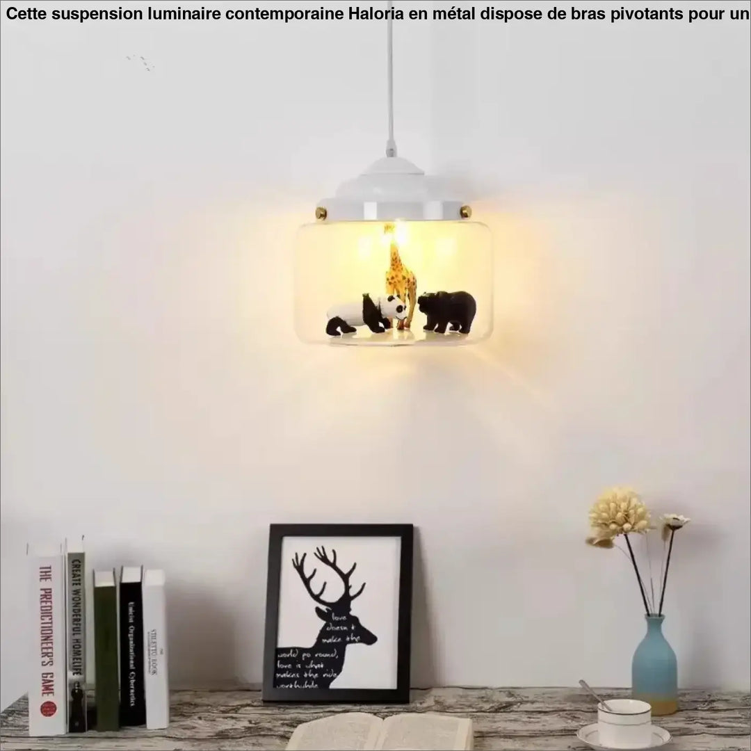 Suspension luminaire blanc avec verre transparent et trois figurines d’animaux sauvages à l’intérieur