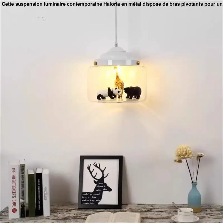 Suspension luminaire blanc avec verre transparent et trois figurines d’animaux sauvages à l’intérieur