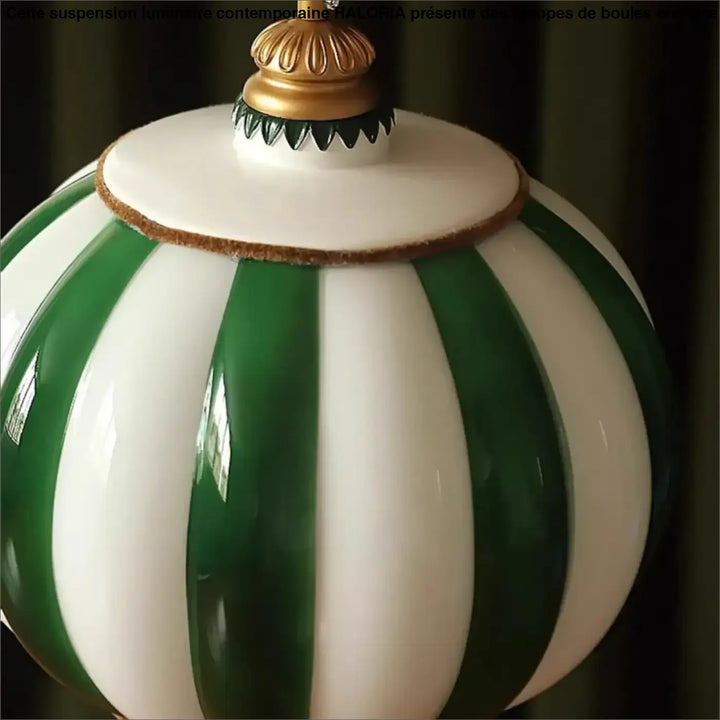 Suspension luminaire sphère en verre rayé vert et blanc élégante