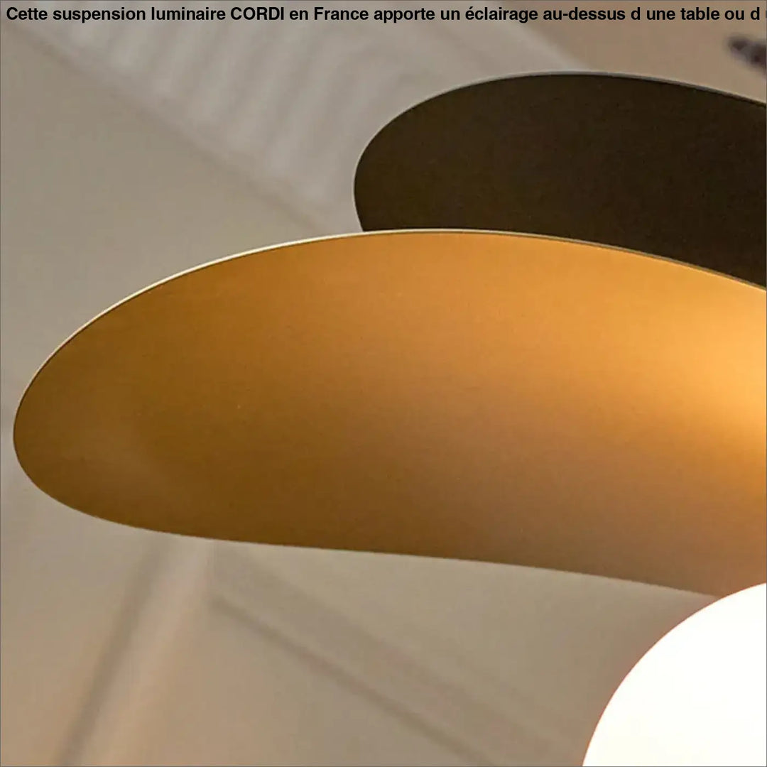 Suspension design contemporain noir et doré avec globe blanc