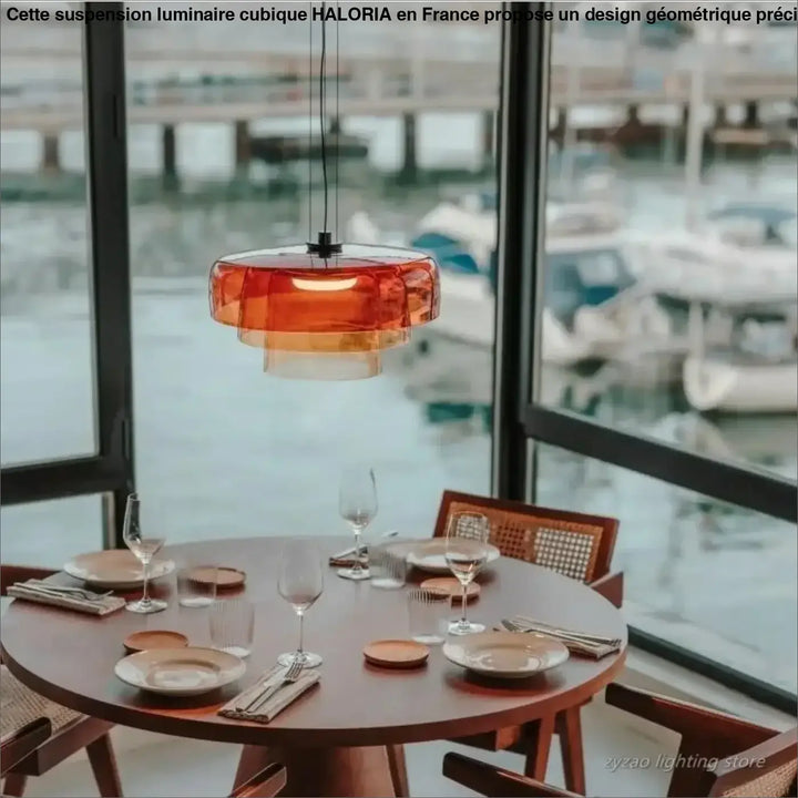 Suspension luminaire zaoh avec verre teinté ambre et structure métal noir, un élégant objet décoratif moderne