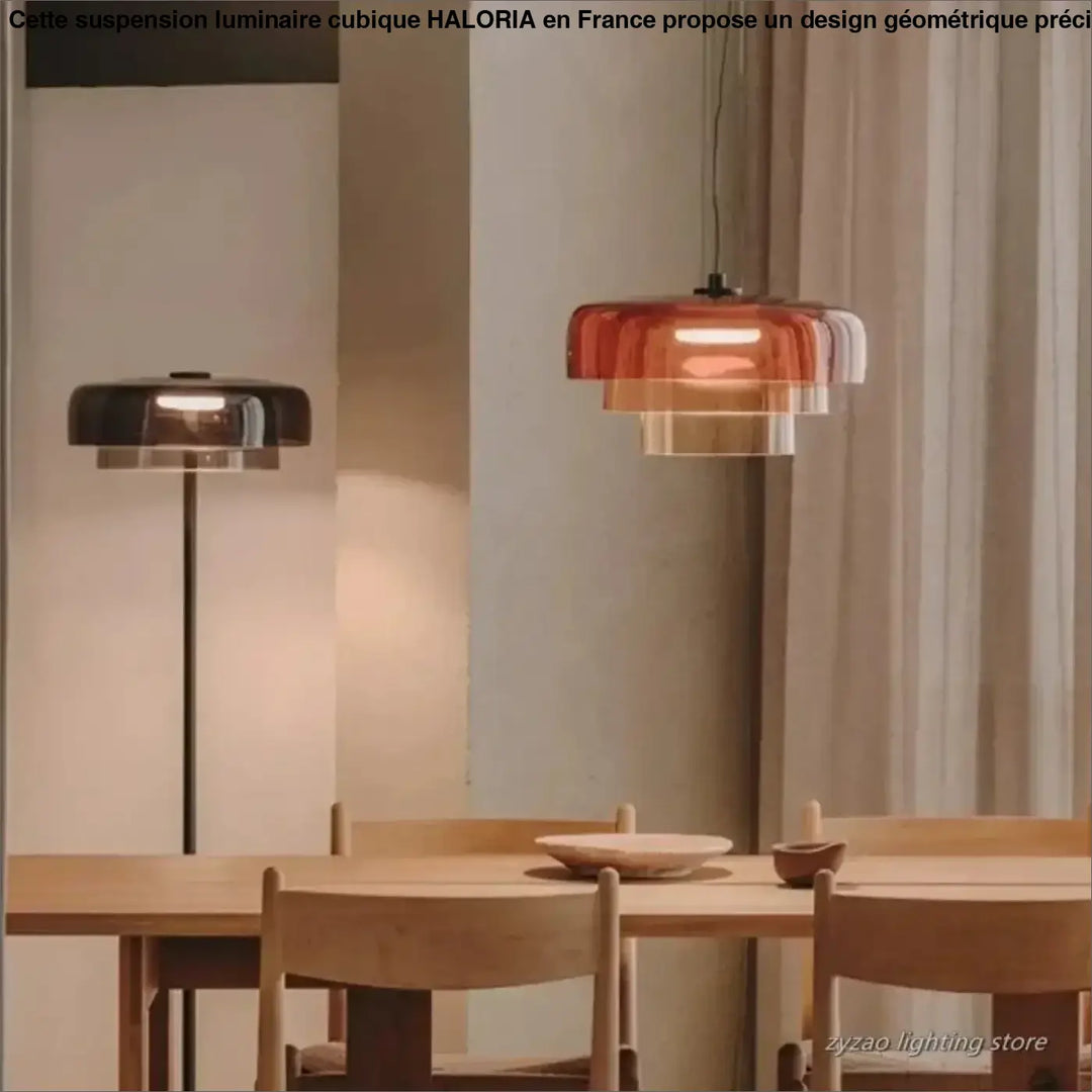 Suspension luminaire moderne avec verre teinté ambre et accents métalliques comme objet décoratif au-dessus de la table