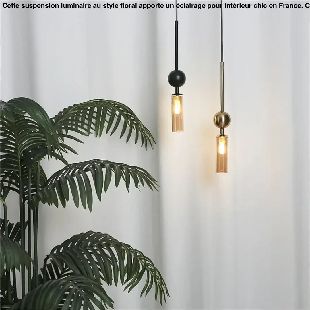 Suspension luminaire krysta avec deux boules métalliques noire et dorée et abat-jour cylindrique en verre transparent