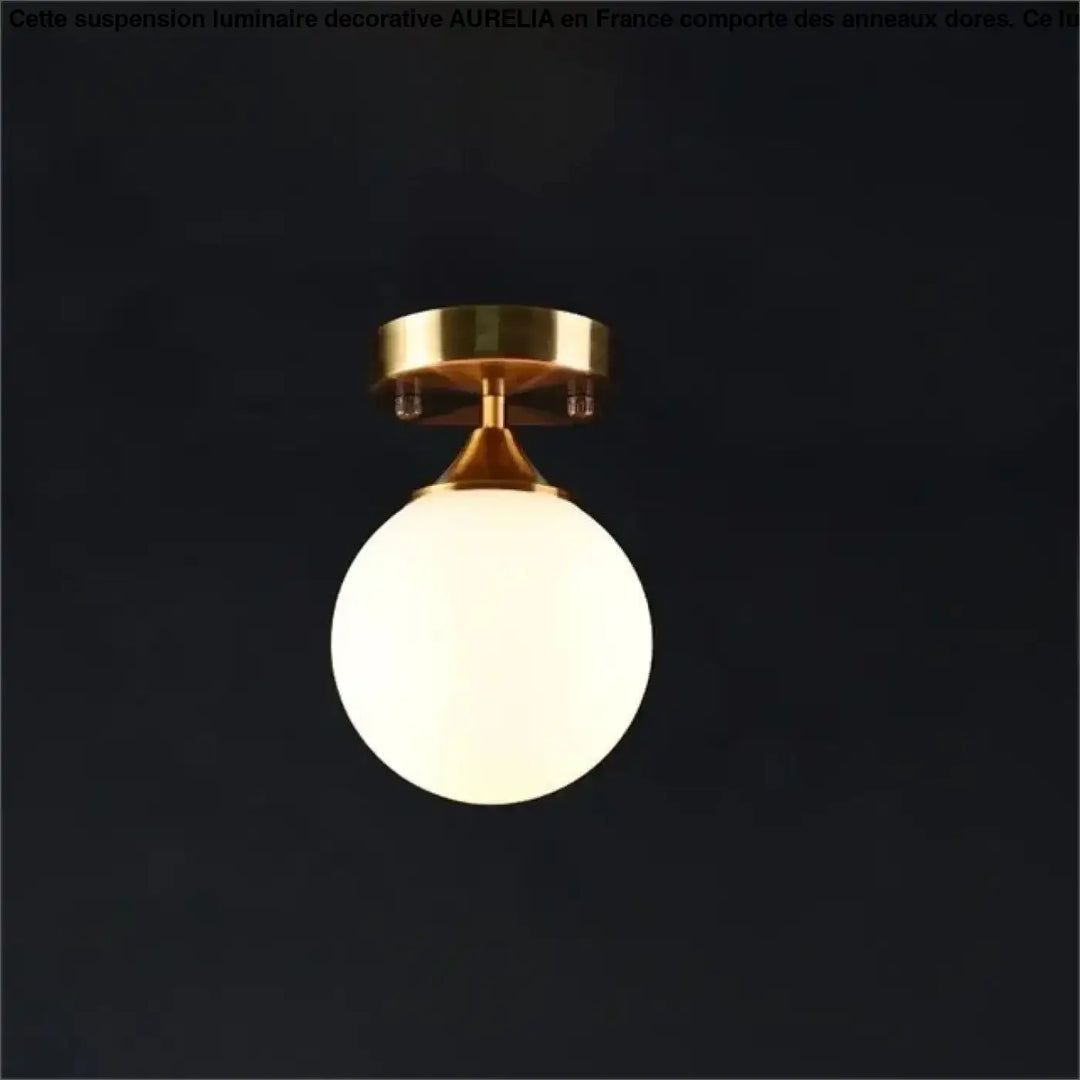 Plafonnier chic orbane avec finition laiton anneau doré et boule lumineuse en verre blanc dépoli