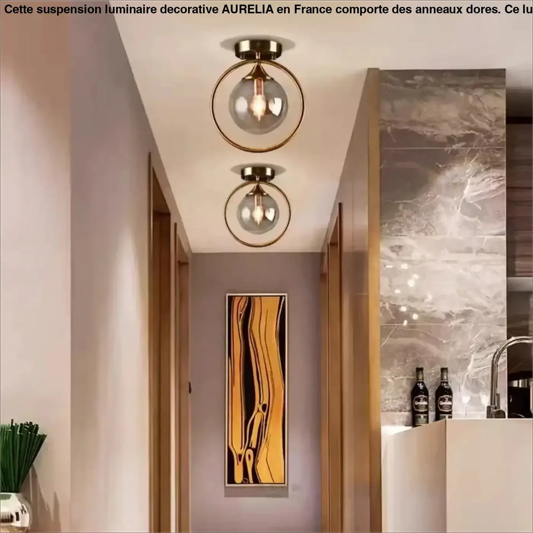 Deux plafonniers chic orbane avec cadre anneau doré et boules lumineuses en verre transparent