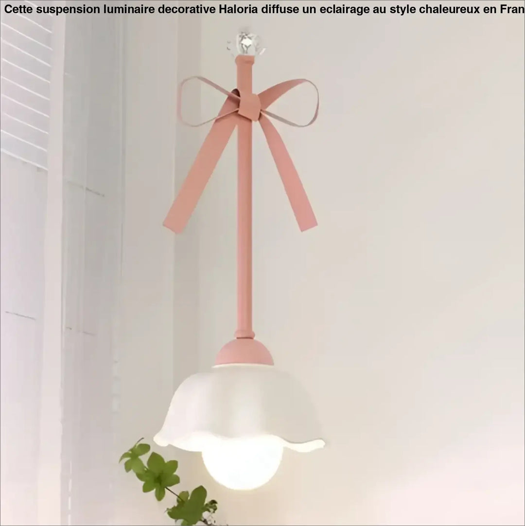 Suspension luminaire sissi avec nœud décoratif rose poudré et abat-jour blanc en forme de pétale