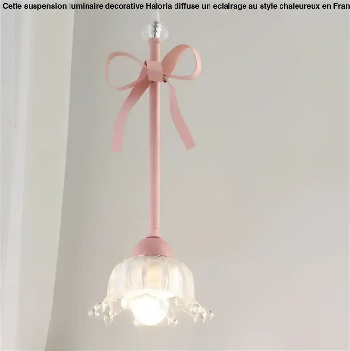 Suspension luminaire sissi avec pendentif en cristal fleur rose poudré et nœud décoratif en ruban rose