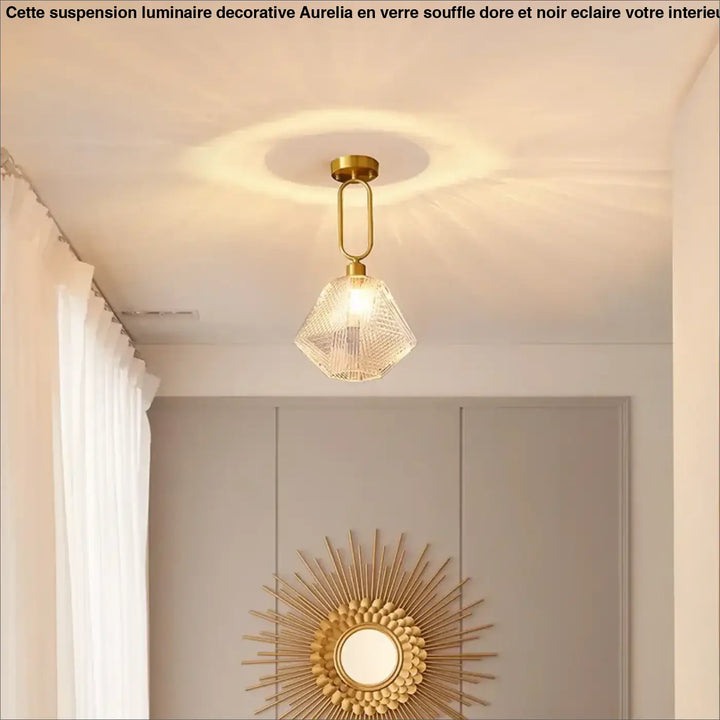 Suspension luminaire eclat avec abat-jour en verre texturé facetté de couleur dorée pour un luminaire design élégant