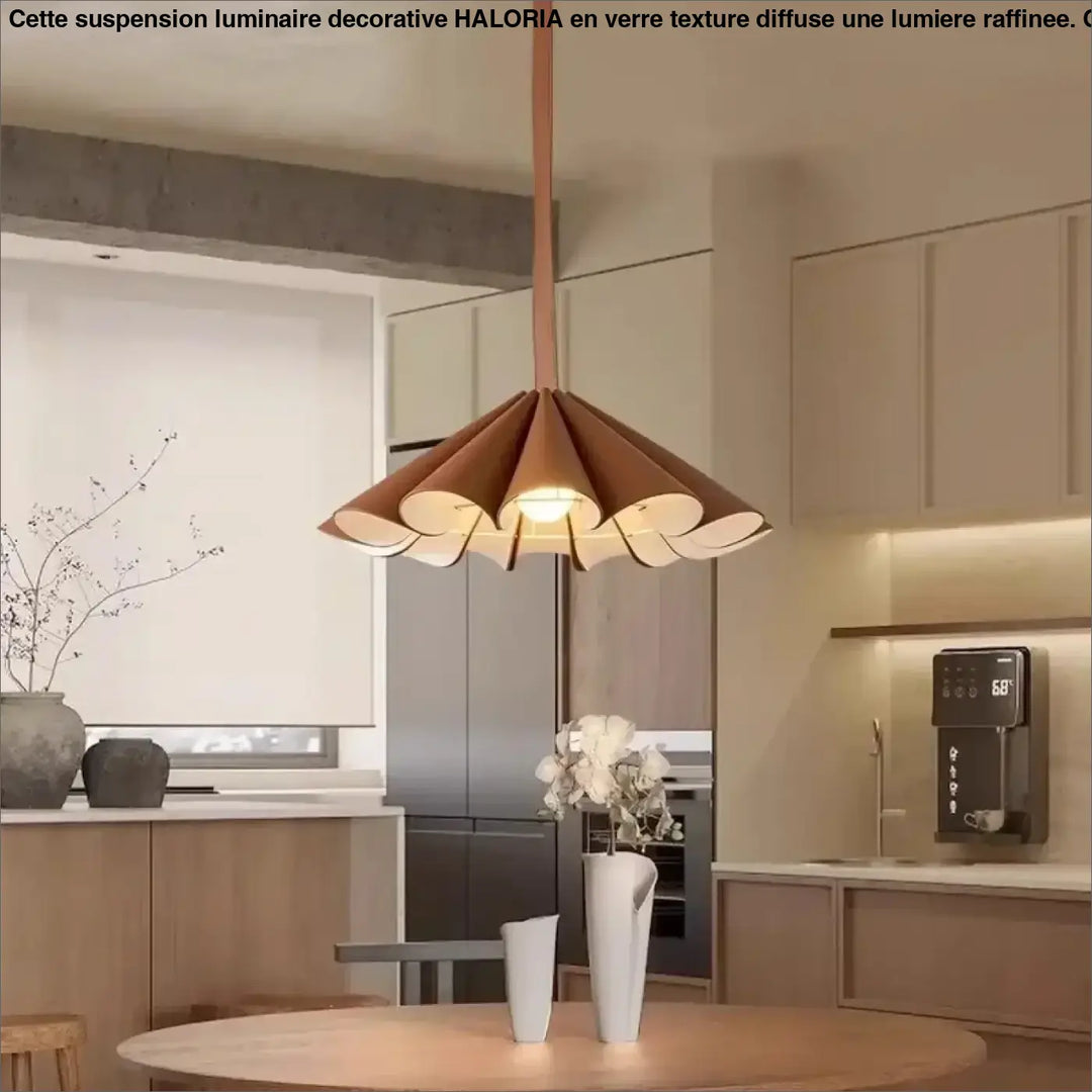 Suspension luminaire orvia en cuivre avec design superposé en forme de pétales suspendue par un cordon assorti