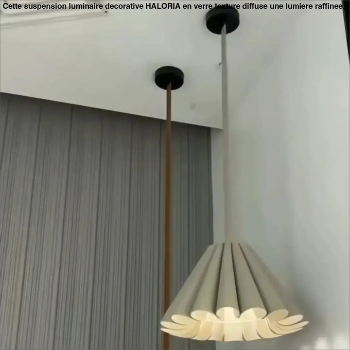 Suspension luminaire orvia beige moderne plissée avec fixation plafond noire élégante et cordon métallique fin