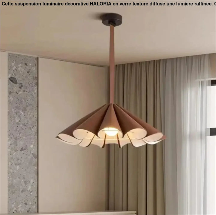 Suspension luminaire orvia avec finition cuivrée moderne et abat-jours en forme de pétale diffusant une lumière douce