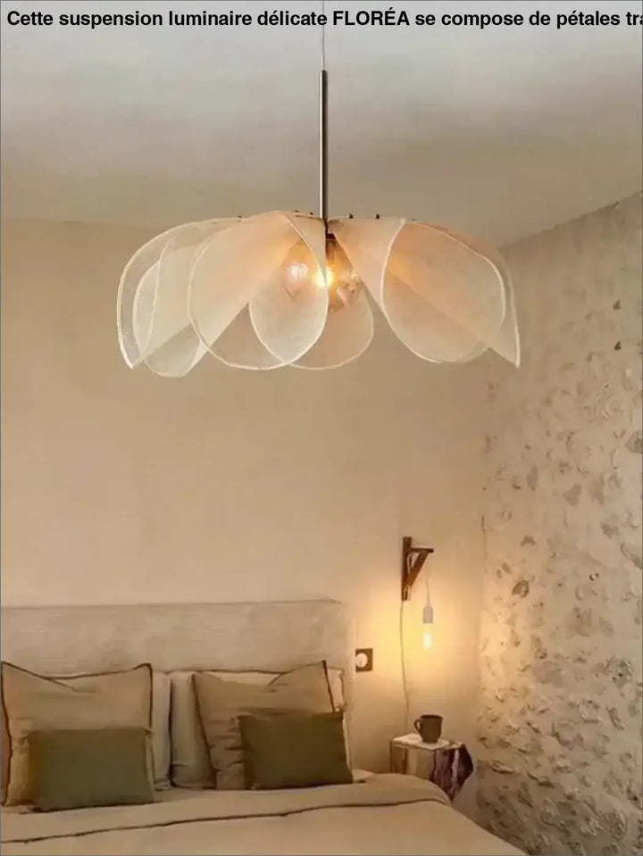 Suspension luminaire délicate translucides évoquant feuille en pétales 
