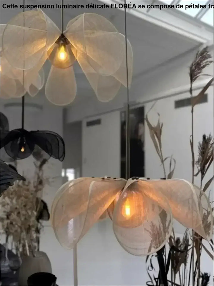 Suspension luminaire délicate translucides évoquant feuille en pétales 
