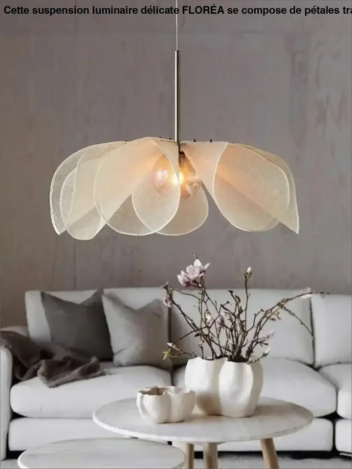Suspension luminaire délicate translucides évoquant feuille en pétales 