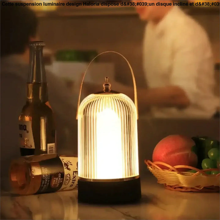 Lampe de table moderne à l’esprit lanterne avec corps en verre nervuré et anse en laiton chaleureux et éclairant