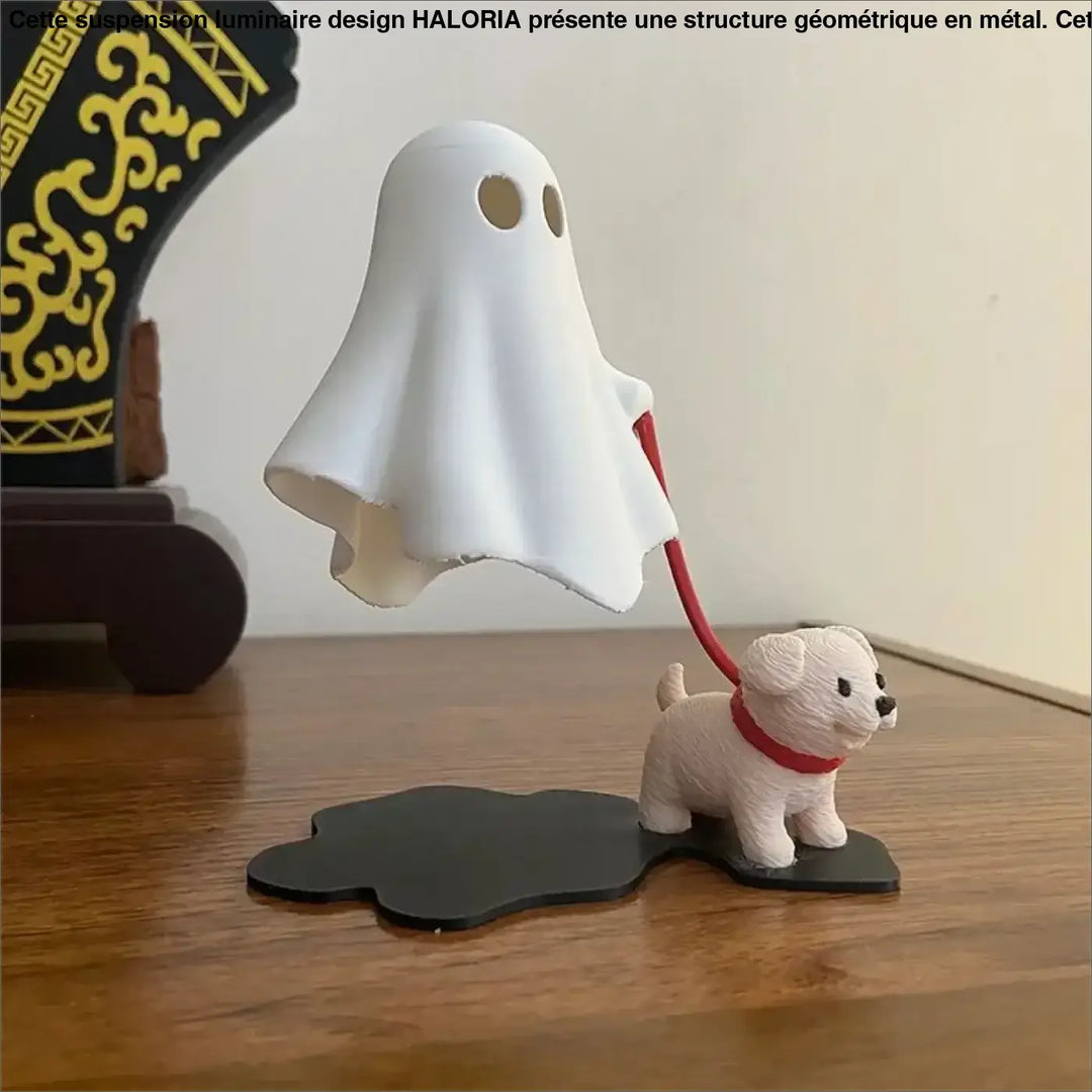Veilleuse boofi figurine fantôme blanche avec deux trous pour les yeux tenant une laisse rouge attachée à un chien blanc