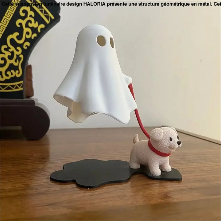 Veilleuse boofi figurine fantôme blanche avec deux trous pour les yeux tenant une laisse rouge attachée à un chien blanc