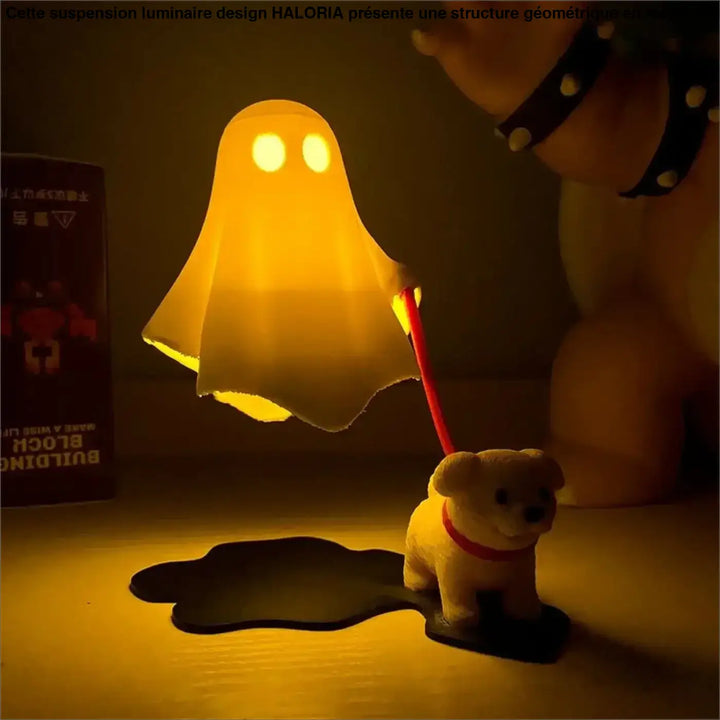 Veilleuse boofi en forme de fantôme jaune lumineux avec yeux éclairés tenant une laisse rouge attachée à un chien beige